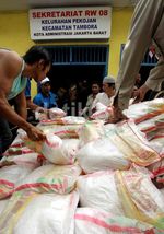 Sembako Gratis Terus Diserbu