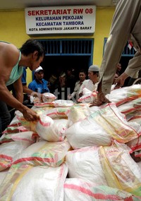 Paket sembako dikumpulkan di Balai RW sebelum didistribusikan ke warga.