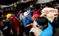 Beban ekonomi dan tingginya harga-harga membuat pembagian sembako gratis selalu dinanti-nanti.