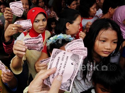 Sembako Gratis Terus Diserbu