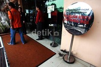 Lokasi bom pertama berada di pintu masuk utama.