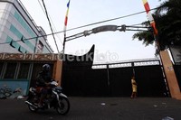 Hingga pagi ini, vihara yang terletak di Kebon Jeruk itu ditutup sementara.