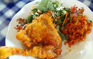 RM Bu Mayar Cawas: Ayam Goreng Renyah Disanding Trancam Segar Gurih