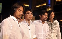 Grup band Gigi kompak menggunakan pakaian serba putih. Noel/detikHot.