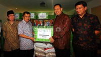 Direktur Utama Bank Bukopin Glen Glenardi menyerahkan paket bantuan kepada Ketua Umum Dewan Masjid Indonesia Jusuf Kalla.