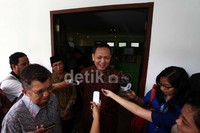 Direktur Utama Bank Bukopin Glen Glenardi memberikan keterangan pers.