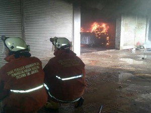 Kebakaran di Bioskop Tambora Gara-gara Bakar Sampah, 5 Mobil Hangus