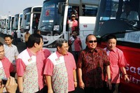 Gubernur Jawa Barat Ahmad Heryawan hadir dalam pelepasan pemudik di lapangan parkir barat JIExpo Kemayoran Jakarta.