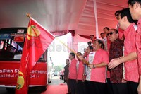 Gubernur Jawa Barat Ahmad Heryawan didampingi Direktur Indofood Taufik Wiraatmadja melepas keberangkatan pemudik.