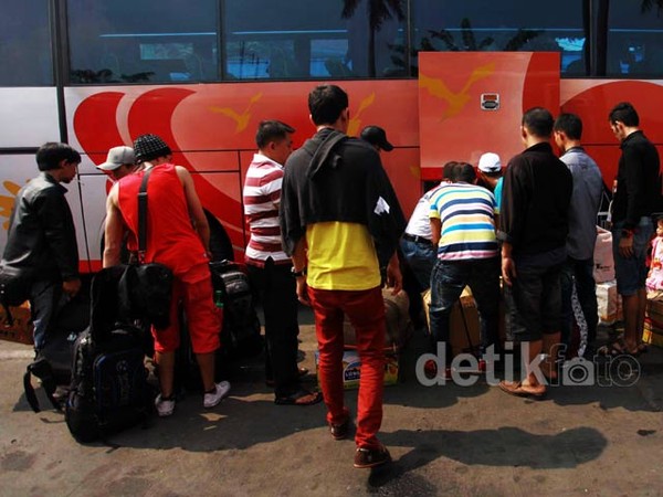 Pemudik Masih Padati Terminal Rawamangun