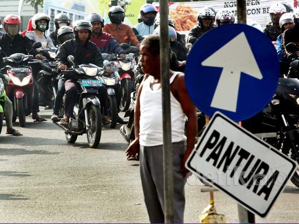 Pemudik Motor Lintasi Bekasi