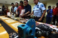     Menkum HAM Amir Syamsuddin langsung mendatangi dan melihat hasil penggeledahan. Polisi mencurigai tiga napi terlibat dalam produksi narkoba di LP Narkotika Cipinang.