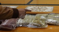 Dalam penggerebakan ini ditemukan diduga alat untuk memproduksi narkoba jenis sabu-sabu.     