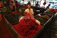Pedagang menata cabai merah di Pasar Senen, Jakarta Pusat.