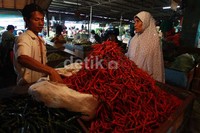 Pedagang melayani pembeli di Pasar Senen, Jakarta Pusat.