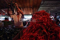 Jelang lebaran ketika harga kebutuhan meningkat harga cabai merah justru turun. Penurunan harga ini terjadi karena stok cabai banyak.