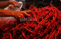 Pedagang melayani pembeli di Pasar Senen, Jakarta Pusat.