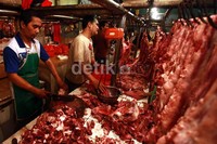 Dua orang pedagang daging melayani pembeli di Pasar Senen, Jakarta Pusat, Selasa (6/8/2013).