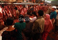 Di Pasar Senen, daging lokal dijual dengan harga Rp 120 ribu/kg. Sementara untuk daging impor dijual dengan harga Rp 100 ribu/kg.