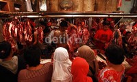 Sejumlah pembeli mengantre membeli daging di Pasar Senen, Jakarta Pusat.