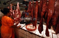 Seorang pedagang daging melayani pembeli. Menurut Ketua Umum Komite Daging Sapi Jakarta Raya Sarman Simajorang, harga daging sapi akan terus di angka Rp 120 ribu/kg saat lebaran berlangsung.