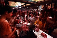 Pedagang memotong daging pesanan menjadi beberapa bagian. Menurut Ketua Umum Komite Daging Sapi Jakarta Raya Sarman Simajorang, tingginya harga daging sapi saat ini murni disebabkan karena spekulasi negatif pasar. Alasan ini yang membuat harga daging sapi terus mengalami fluktuasi.