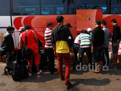 Pemudik Masih Padati Terminal Rawamangun