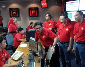 Melalui NOC kami terus memantau kondisi jaringan di seluruh Indonesia, khususnya di sepanjang jalur mudik saat libur Lebaran kali ini. Dengan ini perbaikan cepat terhadap gangguan teknis dapat dilakukan dari jarak jauh, sehingga walaupun terjadi lonjakan trafik komunikasi, pelanggan tetap merasakan kenyamanan dalam berkomunikasi baik menelepon, mengirimkan SMS, maupun melakukan akses layanan data, papar Direktur Utama Telkomsel, Alex Janangkih Sinaga, Rabu (7/8/2013).