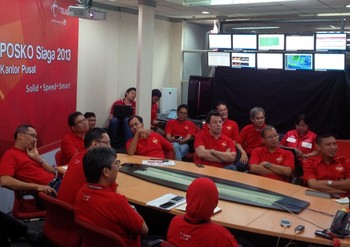 Dirut Telkomsel yang ditemani oleh Direktur & Chief Technology Officer Telkom Rizkan Chandra, Direktur Network Telkomsel Abdus Somad Asa, Direktur Marketing Telkomsel Alistair Johnston, Direktur Sales Masud Khamid, serta petinggi lainnya, melakukan video conference dengan 11 kepala regional Telkomsel untuk memastikan kelancaran jaringan secara nasional, khususnya di pusat keramaian dan area mudik.