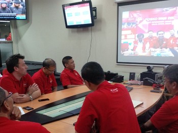 Selain dengan kepala regional, direksi Telkomsel juga melakukan video conference dengan Direktur Telkom Muhammad Awaluddin yang juga turun untuk memantau kondisi lapangan di Bandung.