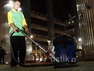 Jelang Lebaran, Masjid Istiqal Dibersihkan