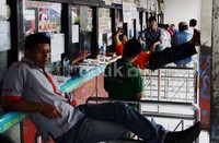 Pedagang tiket hanya duduk-duduk di sekitar loket. Lamhot Aritonang/detikFoto.