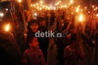 Pawai diikuti oleh ratusan anak-anak.