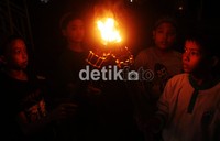 Mereka menyelusuri jalan-jalan di Jakarta dengan membawa obor.