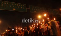 Pawai tersebut berlangsung meriah.