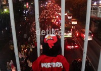 Pawai tersebut membuat arus lalu lintas sedikit tersendat.