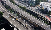 Jalan Tol daerah Grogol yang biasanya padat oleh kendaraan bermotor terlihat sepi. Lamhot Aritonang/detikFoto.
