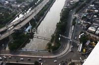 Suasana jalan tol dalam kota menuju Bandara Soekarno-Hatta dan jalan Latumenten Jakarta Barat terlihat sepi. Lamhot Aritonang/detikFoto.