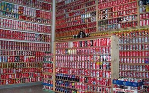 Garasi Rumah Pria Ini Dipenuhi 10.000 Kaleng Soda dari Seluruh Dunia