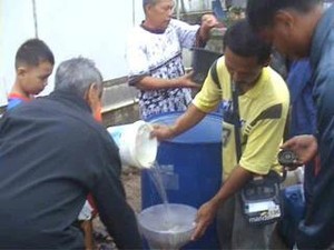 Bikin Ketupat Lebaran, Ratusan Warga Tasik Serbu Sumur Air Tanjung Kawalu