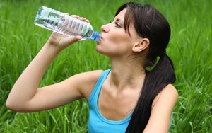 Menegak Air Putih Langsung dari Botol Bisa Picu Kerutan Dini?