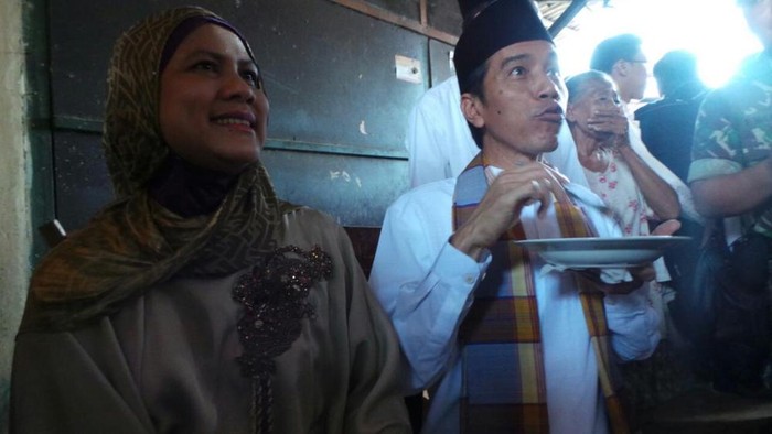 Warga Tanah Tinggi Berebut Salam Tempel dari Jokowi