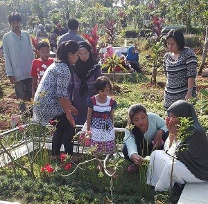 Lebaran, Pemakaman Umum Ramai Disambangi Peziarah