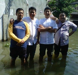 Air Menggenang, Warga Taman Duta Depok Lebaran di Tengah Banjir
