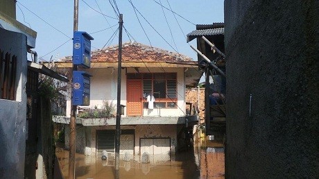 Warga Kampung Pulo Rayakan Lebaran di Tengah Banjir