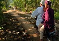 Ada yang berjalan kaki dan ada pula yang naik kendaraan. (Suhendra)