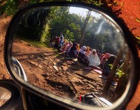 Jamaah wanita serius mendengarkan khutbah bertema 'Kembali ke Fitrah'. (Suhendra)