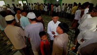 Usai pelaksanaan salat, digelar silaturahim dan saling memaafkan. (Suhendra)