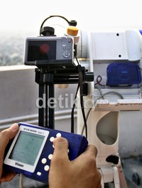 Peneropongan dilakukan dengan alat khusus. Lamhot Aritonang/detikFoto.