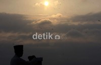 Pada peneropongan kemarin, diketahui posisi hilal di wilayah Nusantara bahkan di sebagian Asia tenggara telah terlihat diatas dua derajat dan di Indonesia hilal berada pada posisi 3,8 derajat. Lamhot Aritonang/detikFoto.